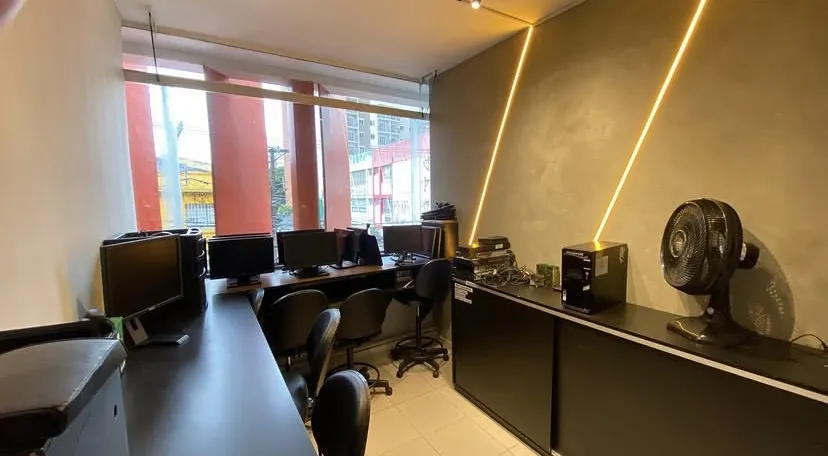 Laboratório amplo com fileiras de computadores
