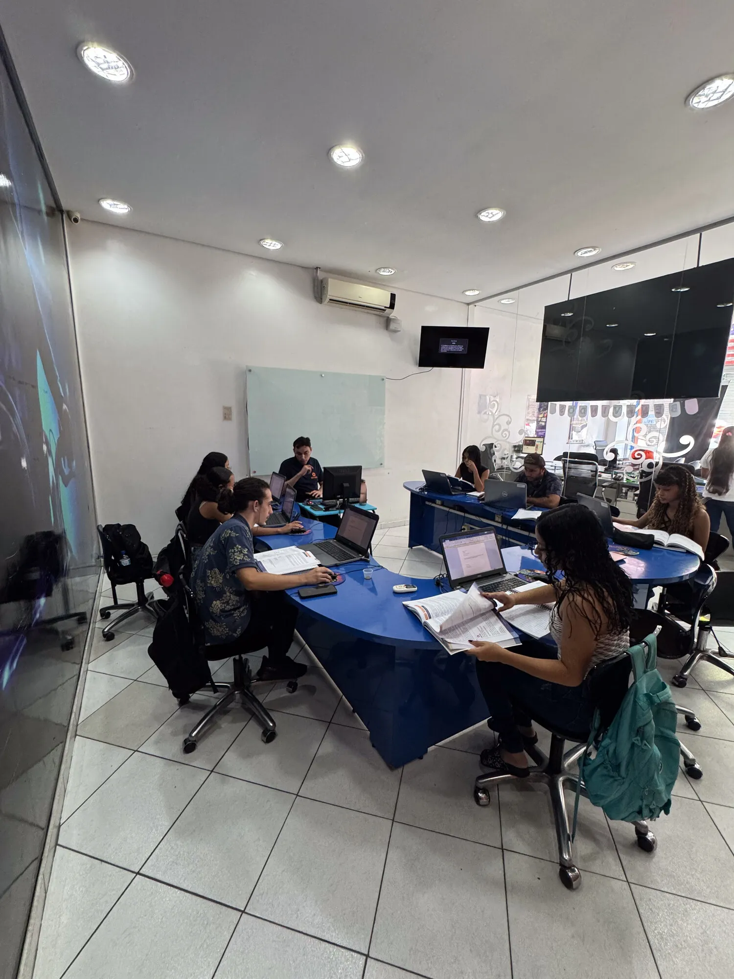 Alunos em notebooks durante o hackathon no laboratório